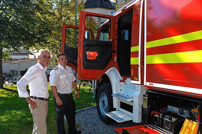 Bürgermeister Jürgen Stukle und Feuerwehrkommandant Matthias Seibert (von links) begutachten den neuen Gerätewagen.