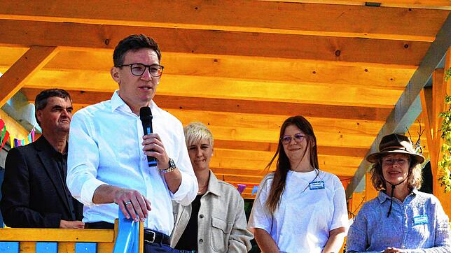 Bürgermeister Marcus Röwer (vorn) eröffnet den Naturkindergarten Lummerland. Das Team – Leiterin Sabrina Schwesig (3. von links), Samira ...