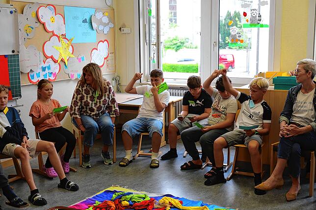 Die Kinder sind mit großem Eifer dabei, den Besuch des Bestatters vorzubereiten. Viele Fragen an ihn haben sie vorher aufgeschrieben.