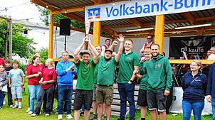 Das Team des Narrenvereins Waldgoischter Wald (Mitte) feiert seinen Sieg beim Gauditurnier des 34. Walder Dorffestes. Sechs Mannschaften ...