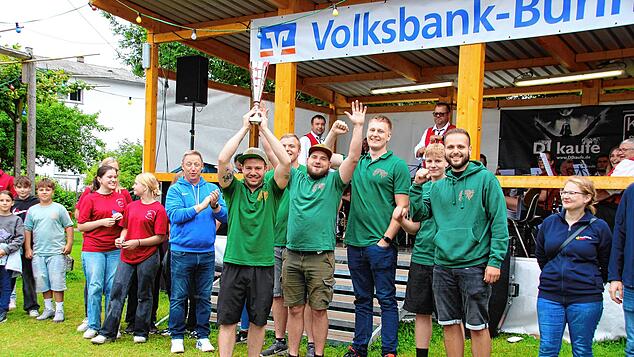 Das Team des Narrenvereins Waldgoischter Wald (Mitte) feiert seinen Sieg beim Gauditurnier des 34. Walder Dorffestes. Sechs Mannschaften ...
