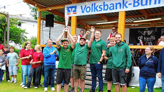 Das Team des Narrenvereins Waldgoischter Wald (Mitte) feiert seinen Sieg beim Gauditurnier des 34. Walder Dorffestes. Sechs Mannschaften ...