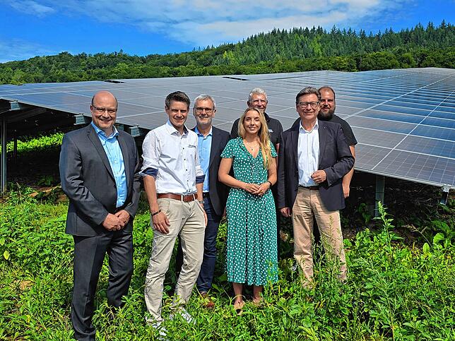 Über den Beitrag Gailingens zum Ausbau der regenerativen Energien freuen sich (von links) die Thüga-Vertreter Markus Spitz, Stefan Heck, ...
