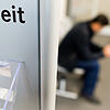 Termin bei der Arbeitsagentur: Wer arbeitslos ist, hat ein hohes Armutsrisiko und gerät oft in eine Armutsspirale.