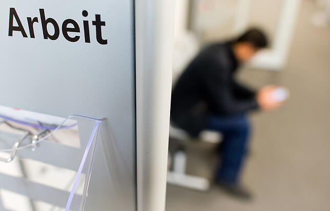 Termin bei der Arbeitsagentur: Wer arbeitslos ist, hat ein hohes Armutsrisiko und gerät oft in eine Armutsspirale.