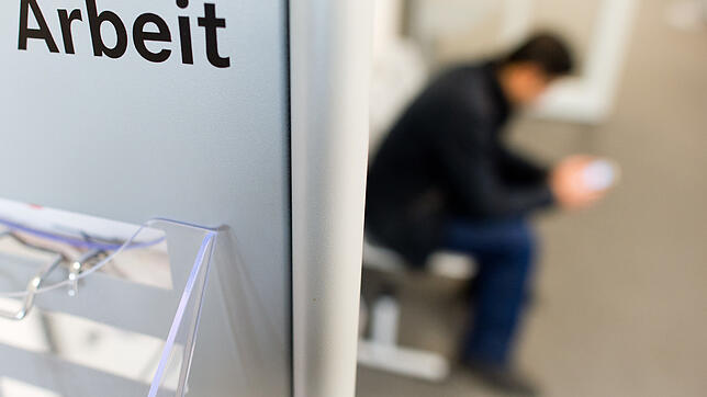 Termin bei der Arbeitsagentur: Wer arbeitslos ist, hat ein hohes Armutsrisiko und gerät oft in eine Armutsspirale.