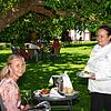 Recks Hotel hat sich mit einem neuen Konzept im Garten auf die Corona-Zeit eingestellt. Annette und Alexandra Reck (von links) zeigen, ...