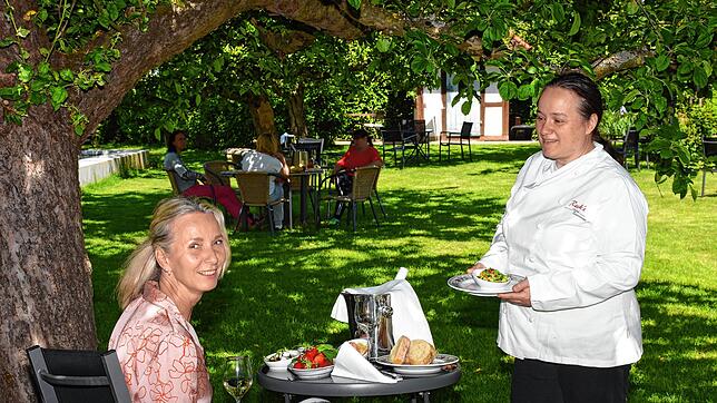 Recks Hotel hat sich mit einem neuen Konzept im Garten auf die Corona-Zeit eingestellt. Annette und Alexandra Reck (von links) zeigen, ...