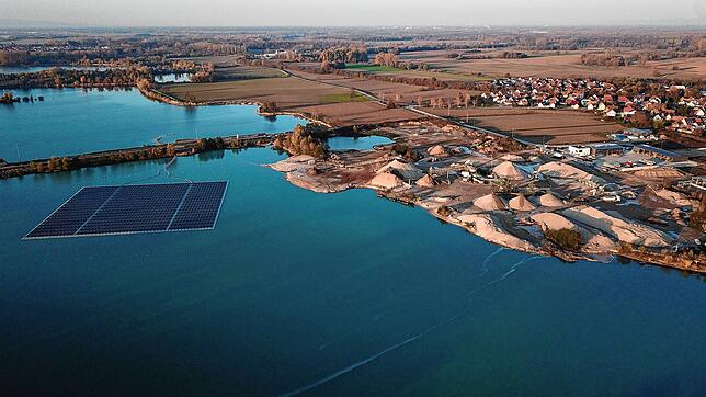 Für die Erdgas Südwest ist die geplante Anlage in Ostrach das dritte Projekt dieser Art. Unser Bild zeigt die schwimmende Solaranlage in ...