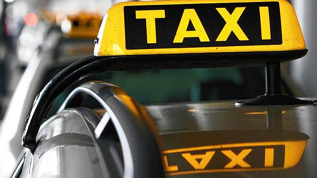 (Symbolbild) Mit dem Taxi fuhr eine Seniorin nach Freiburg und zurück, um Betrügern einen fünfstelligen Geldbetrag zu übergeben.