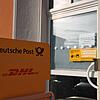 An der Tür der Stockacher Postfiliale (im Hintergrund) weist ein Schild auf die Schließung hin.
