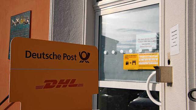 An der Tür der Stockacher Postfiliale (im Hintergrund) weist ein Schild auf die Schließung hin.