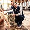 Der neue Tierwohlstall auf dem Leimgrabenhof bietet Platz für 420 Rinder. Jörg Fehrenbacher (vorne) und Ingo Fricker kümmern sich neben ...