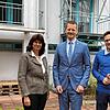 Carmen Grishaber vom Fachbereich Personal, Organisationsentwicklung und Zentrale Dienste, Oberbürgermeister Simon Gröger und ...