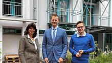 Carmen Grishaber vom Fachbereich Personal, Organisationsentwicklung und Zentrale Dienste, Oberbürgermeister Simon Gröger und ...