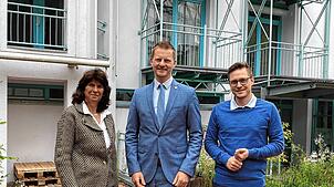 Carmen Grishaber vom Fachbereich Personal, Organisationsentwicklung und Zentrale Dienste, Oberbürgermeister Simon Gröger und ...