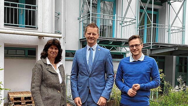 Carmen Grishaber vom Fachbereich Personal, Organisationsentwicklung und Zentrale Dienste, Oberbürgermeister Simon Gröger und ...