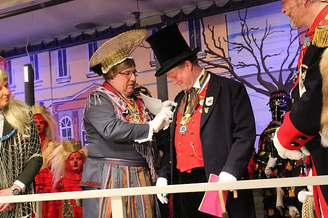 Narrenmutter Wolfgang Lechler dankt dem stellvertretenden Vorsitzenden der Narrenzunft, Narrenvater Thomas Pross, für dessen Einsatz als ...