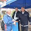 Franz Kaiser lässt sich von Achim Kruzinski und Michael Werner (von links) zum Thema Sicherheit auf dem Fahrrad beraten.