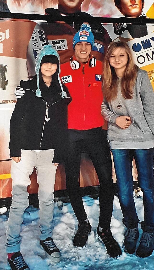 Kathrin (links) mit einer Freundin bei Skispringer Gregor Schlierenzauer in Oberstdorf.