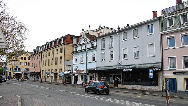 Blick auf den Bahnhofsplatz: Fassaden in der Radolfzeller Altstadt an Straßen und Wegen sollen frei von Balkonen und Erkern bleiben.