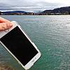 Trocken blieb dieses Handy. Es wurde nur zu Demonstrationszwecken über dem Rhein fotografiert. (Symbolbild)