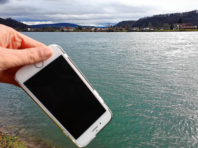 Trocken blieb dieses Handy. Es wurde nur zu Demonstrationszwecken über dem Rhein fotografiert. (Symbolbild)