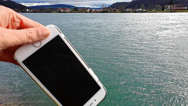 Trocken blieb dieses Handy. Es wurde nur zu Demonstrationszwecken über dem Rhein fotografiert. (Symbolbild)
