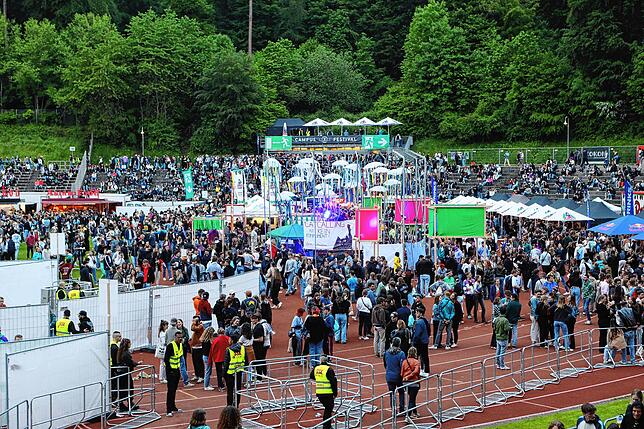 Bild 17: Los geht&lsquo;s &ndash; Fans und Mitarbeiter strömen auf das Festivalgelände