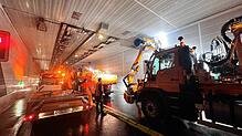 Nachts werden die Decken der Röhren des Tunnels Waldsiedlung mit einer mobilen Waschanlage gereinigt.