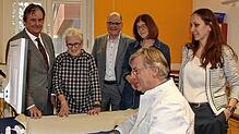 Freuen sich über die neue Liege (vorn, von links): Andreas Trotter und Rebecca Sellmann. Hinten: Cai Boesken, Renate Weißhaar, Martin ...