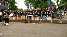 Die Schulkinder begeistern mit ihrem Programm zur Einweihungsfeier des Spielplatzes zwischen dem Gebäude der Gauchachschule und den ...