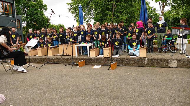 Die Schulkinder begeistern mit ihrem Programm zur Einweihungsfeier des Spielplatzes zwischen dem Gebäude der Gauchachschule und den ...