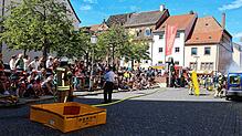 Mit großem Interesse verfolgen die Zuschauer die Hauptprobe der Feuerwehrabteilung Villingen in der Rietgasse/Ecke Rietstraße.