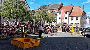 Mit großem Interesse verfolgen die Zuschauer die Hauptprobe der Feuerwehrabteilung Villingen in der Rietgasse/Ecke Rietstraße.