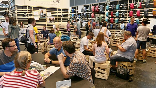 Geschäftigkeit herrscht auf der Fachmesse Outdoor, so wie hier am Stand von Vaude. Die Messe findet in diesem Jahr letztmalig in ...