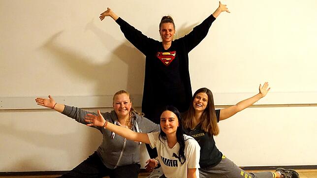 Die Tanzgarde der Narrenzunft Markdorf rund um Aurelia Zollner (links), Mailin Filbig (hinten), Leonie Riedmann (rechts) und Nathalie ...