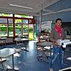 Doris Hüttenhofer bereitet sich auf den Präsenzunterricht mit ihren Viertklässlern in der Leimbacher Grundschule vor.
