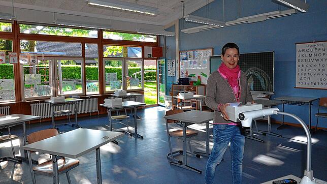 Doris Hüttenhofer bereitet sich auf den Präsenzunterricht mit ihren Viertklässlern in der Leimbacher Grundschule vor.