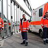 Joel Heindle (Mitte), frisch gebackener Rettungssanitäter, und die beiden Notfallsanitäter Gerhard Arnold (links) und Markus Heil ...