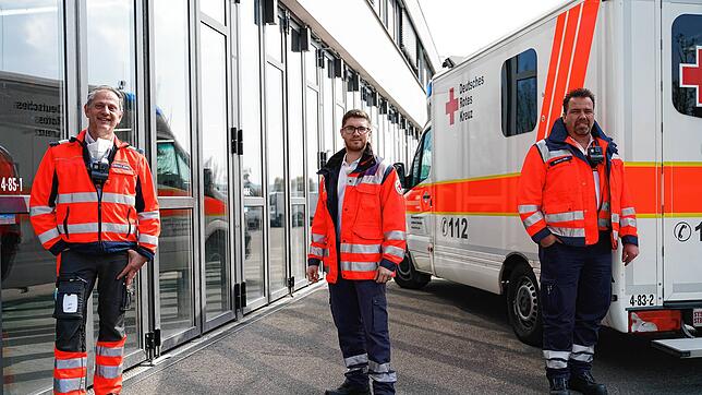 Joel Heindle (Mitte), frisch gebackener Rettungssanitäter, und die beiden Notfallsanitäter Gerhard Arnold (links) und Markus Heil ...