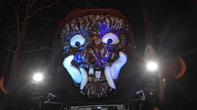 Bild 8: Konstanzer Fasnacht: Im Uniwald tanzen Narren und Mäschgerle am Feuer