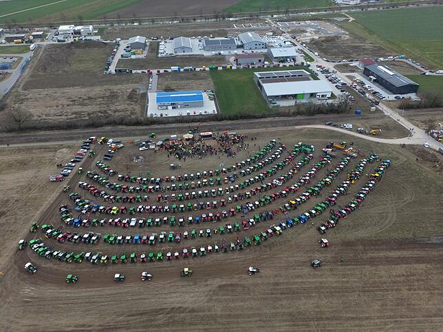 Viele Landwirte aus der Region haben sich mit ihren Maschinen bei Horheim versammelt, um gegen die Subventionskürzungen durch die ...