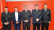Neuer Löschmeister Philipp Kaiser (von links), Bürgermeister Jan Albicker, neuer Löschmeister Michael Stubbe, neuer Oberlöschmeister ...