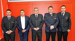 Neuer Löschmeister Philipp Kaiser (von links), Bürgermeister Jan Albicker, neuer Löschmeister Michael Stubbe, neuer Oberlöschmeister ...