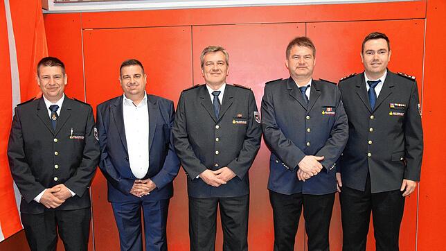 Neuer Löschmeister Philipp Kaiser (von links), Bürgermeister Jan Albicker, neuer Löschmeister Michael Stubbe, neuer Oberlöschmeister ...
