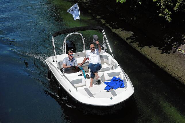 Bild 10: Auf zum SUP-Rennen! Bei der Bodenseewoche 2024 messen sich die Paddler im Wettstreit