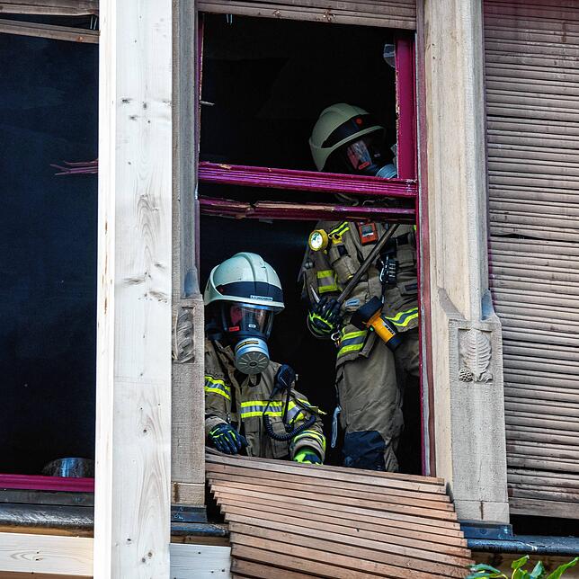 Gefährliche Einsätze. Am Freitag, 26. Juli, können Feuerwehrleute wieder in das, was inzwischen eine Brandruine ist.
