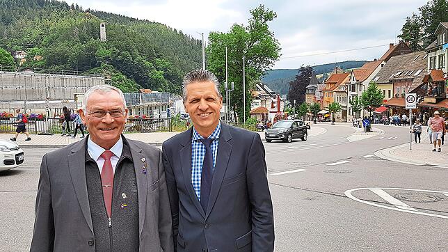 Gute Stimmung herrscht beim Besuch des CDU-Bundestagsabgeordneten Thorsten Frei bei Tribergs Bürgermeister Gallus Strobel in Triberg, wo ...