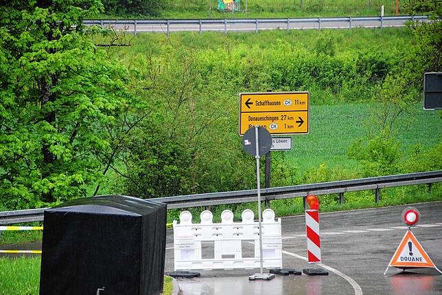 Am Grenzübergang Wiechs/Bargen ist nur die Durchfahrt zum deutschen Weiler Schlauch möglich.